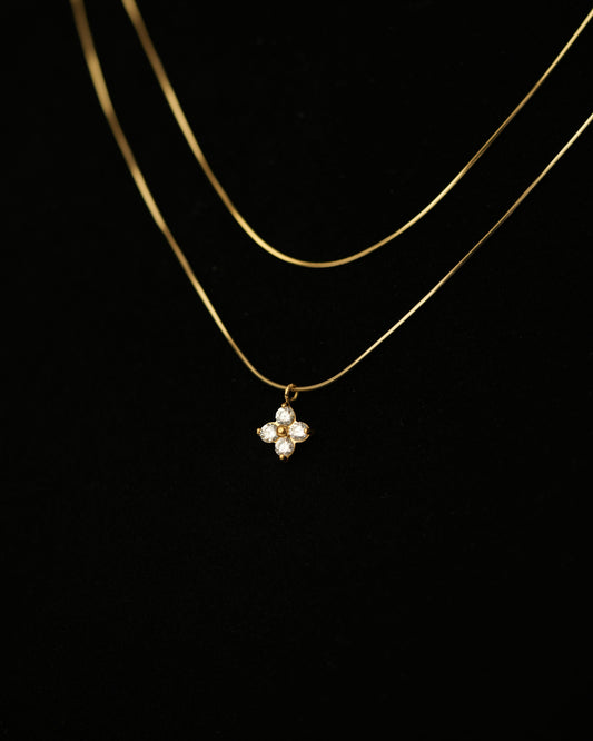 Zlatni cvet sa cirkonima i sajlica