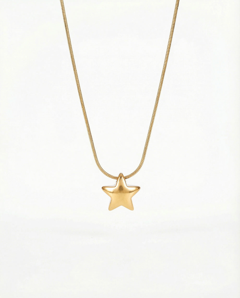 ZLATNI PRIVEZAK ZVEZDICA I SAJLA LANAC