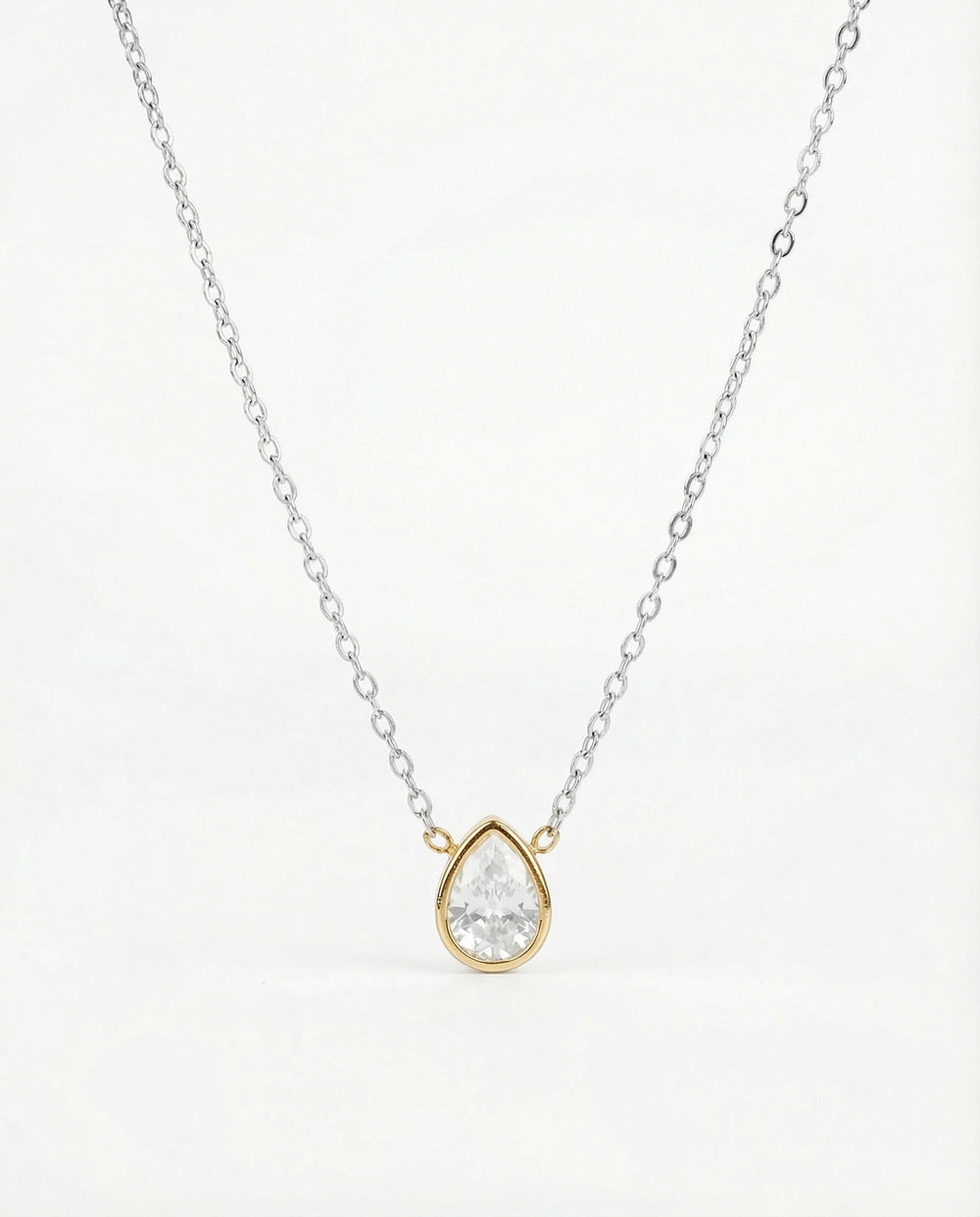 OGRLICA SA ZLATNIM PRIVESKOM SUZE SA CIRKONOM