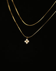 Zlatni cvet sa cirkonima i sajlica